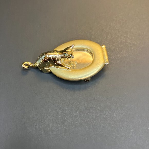 80s Vintage AJC Goldtone Cat Looking into Toilet Mirror Cat Pin Brooch - Picture 4 of 9